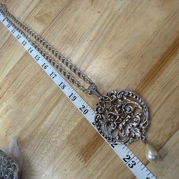 Vintage 1970s Avon Silver Tone Pendant Necklace With Faux Pearl Drop & Ornate Fi - Picture 6 of 7